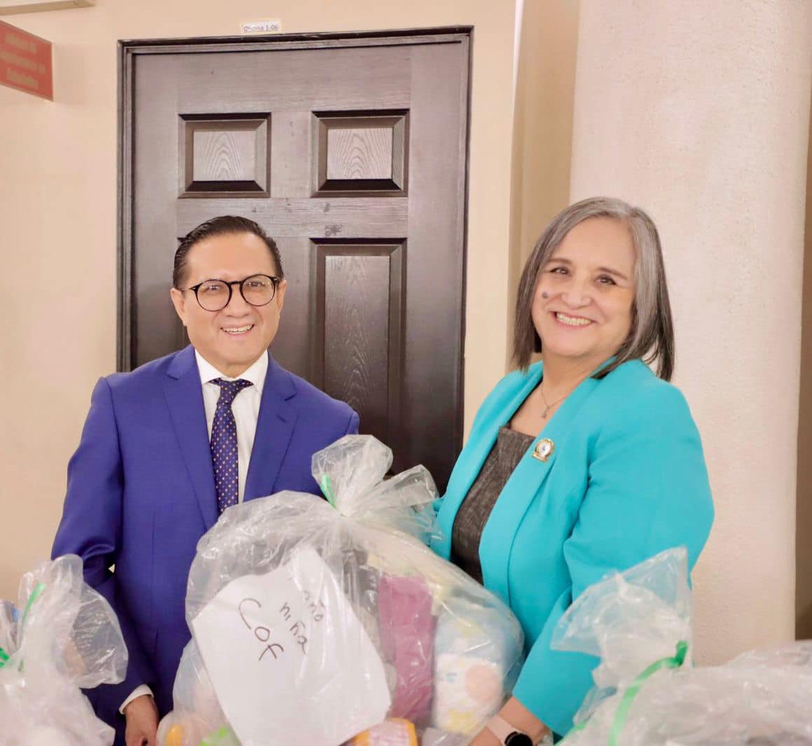 El Director General del IDPP, Magíster Idonaldo Fuentes, recibió un donativo por parte de Oficina Nacional de la Mujer (ONAM)