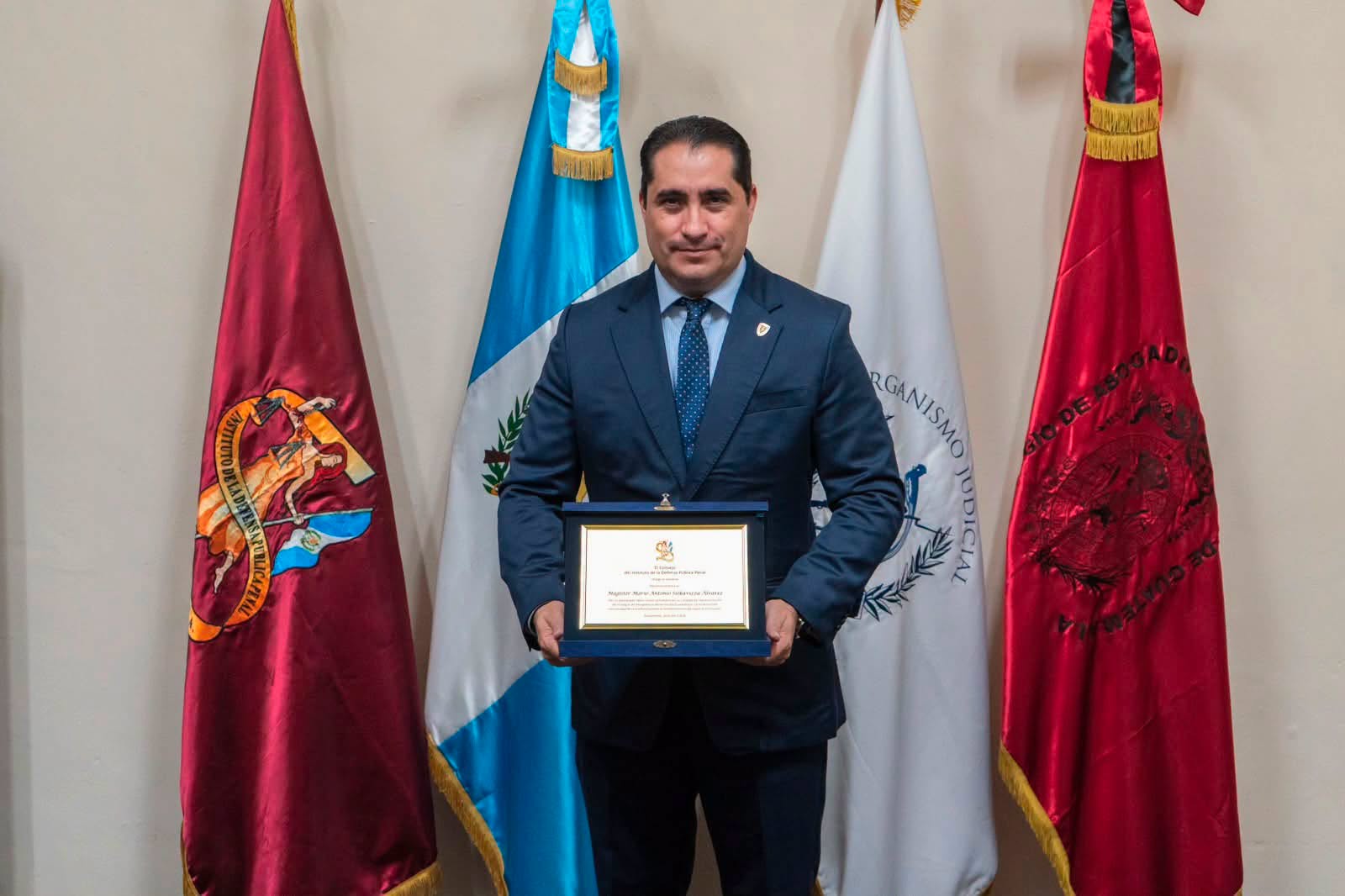 Consejo del IDPP entrega reconocimiento al licenciado Mario Siekavizza 