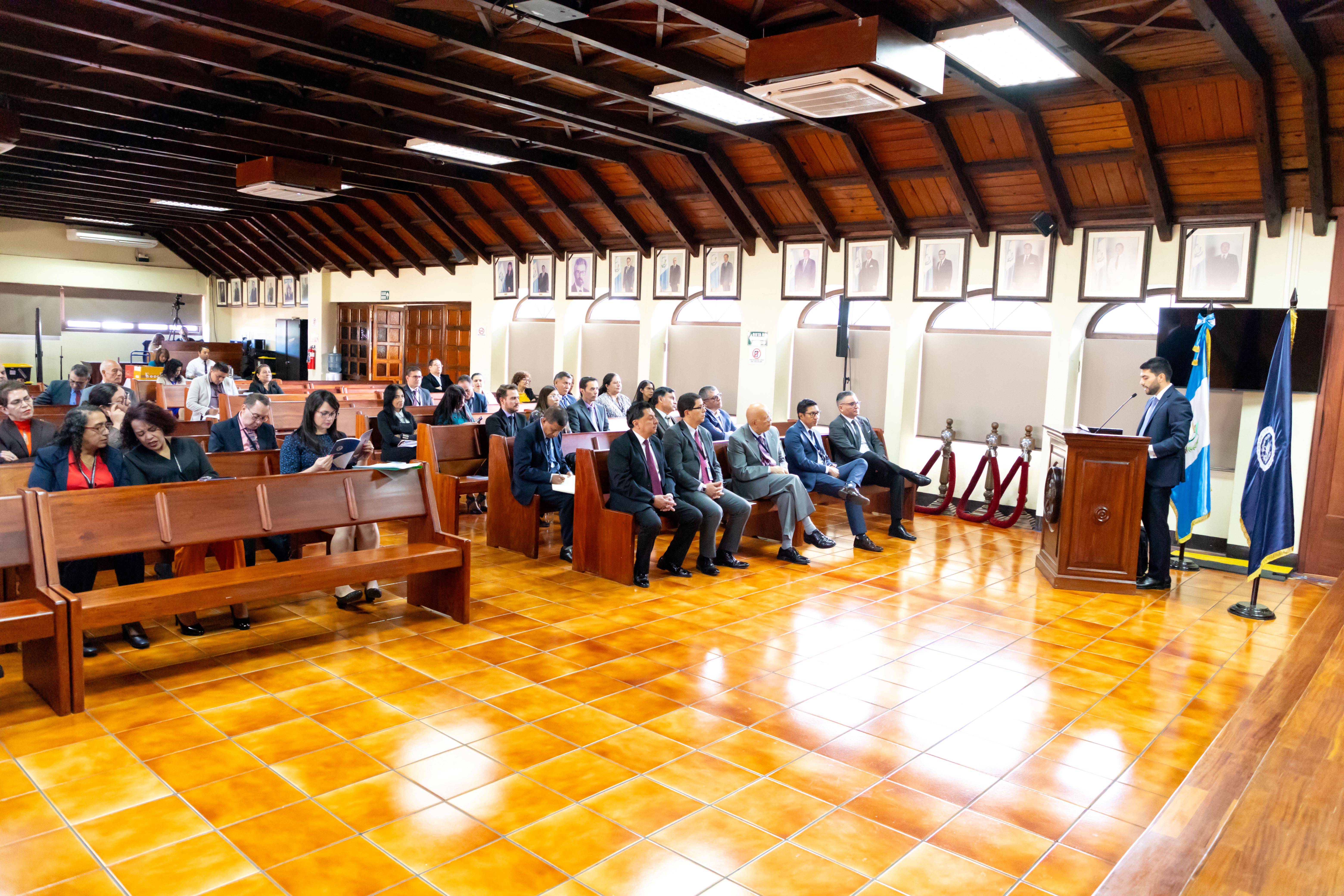 Capacitan a defensores públicos