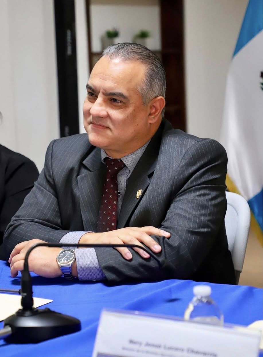 Tribunal de Honor entrega Memoria de Labores al Director General del IDPP 